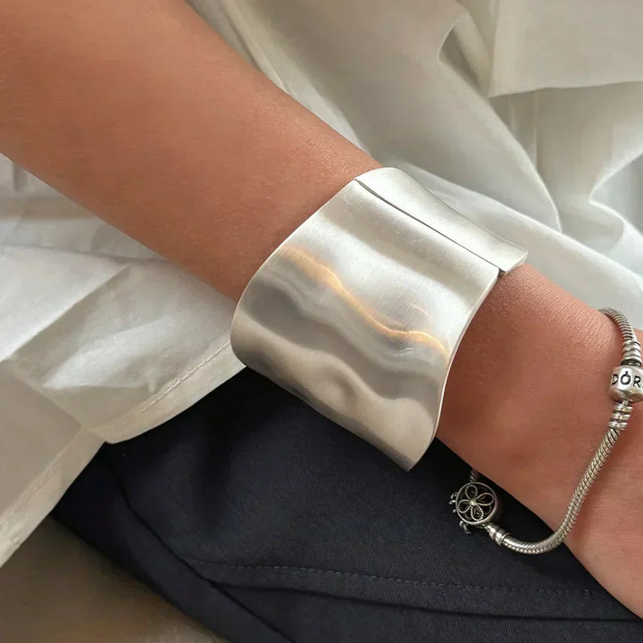 RAYNA™ – Chic Asymmetric Statement Bangle