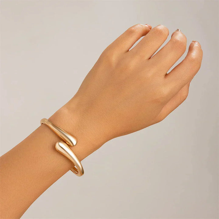 DANIELLE™ – Sleek Modern Bangle